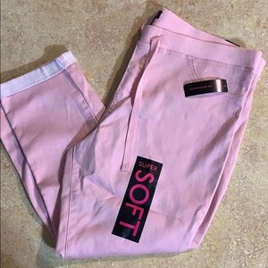 💕 Soft stretch Capri NWT